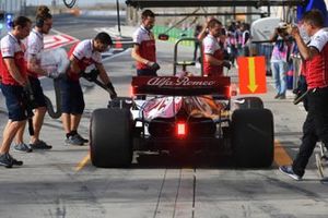 Antonio Giovinazzi, Alfa Romeo Racing C38, in de pits