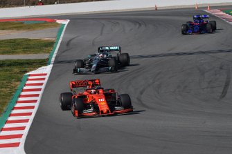 Charles Leclerc, Ferrari SF90, voor Lewis Hamilton, Mercedes-AMG F1 W10