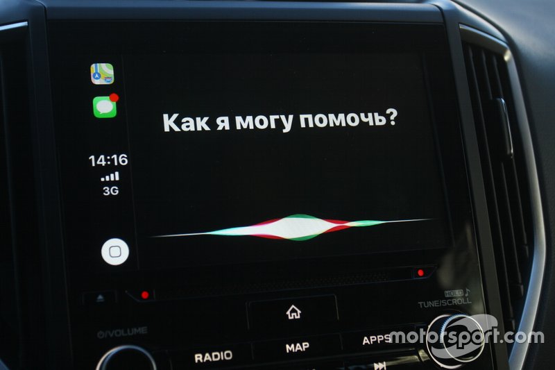 ...можна голосом звернутися до Siri, подзвонити, завдати ціль у навігаціїї, але вона також незнає української.