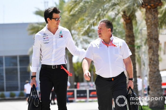 Toto Wolff, director ejecutivo de Mercedes y Zak Brown, de McLaren