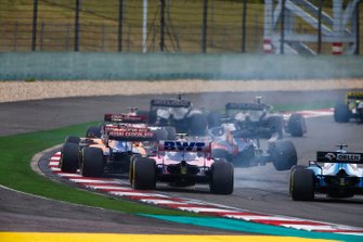 Daniil Kvyat, Toro Rosso STR14, crash met Carlos Sainz Jr., McLaren MCL34, en Lando Norris, McLaren MCL34
