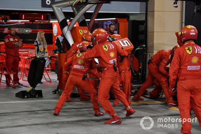 Sebastian Vettel, Ferrari SF90, hace una parada en boxes para sustituir su alerón delantero
