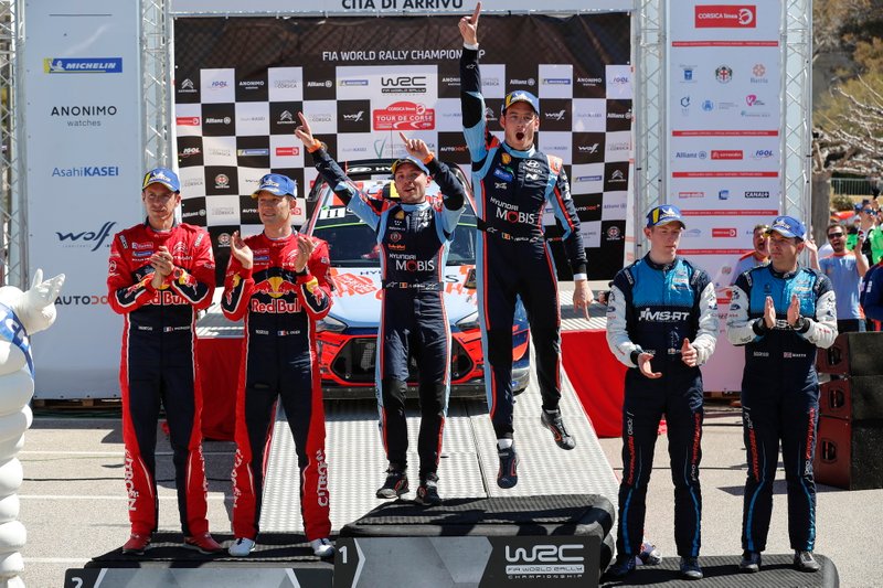 Podium: les vainqueurs Thierry Neuville, Nicolas Gilsoul, Hyundai Motorsport Hyundai i20 Coupe WRC, les deuxièmes Sébastien Ogier, Julien Ingrassia, Citroën World Rally Team Citroen C3 WRC, les troisièmes Elfyn Evans, Scott Martin, M-Sport Ford WRT Ford Fiesta WRC