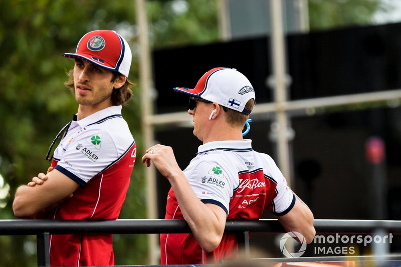 Antonio Giovinazzi, Alfa Romeo Racing, ve Kimi Raikkonen, Alfa Romeo Racing, pilotlar geçit töreninde