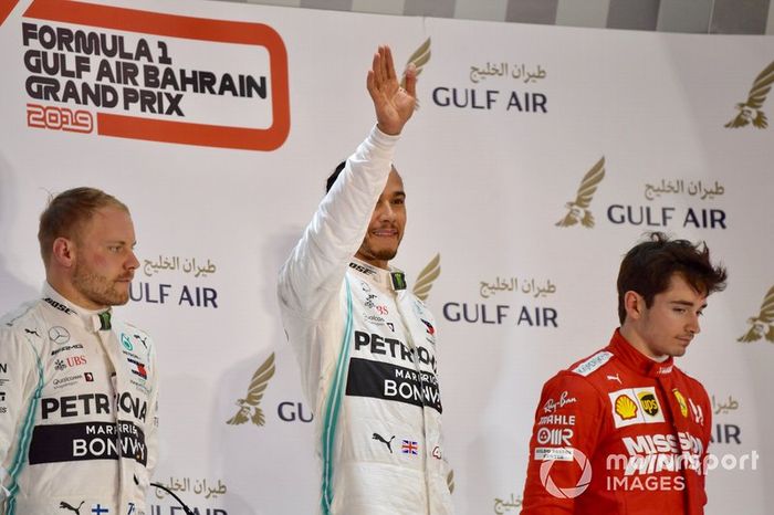 Podio: segundo lugar Valtteri Bottas, Mercedes AMG F1, ganador Lewis Hamilton, Mercedes AMG F1, y el tercer lugar Charles Leclerc, Ferrari