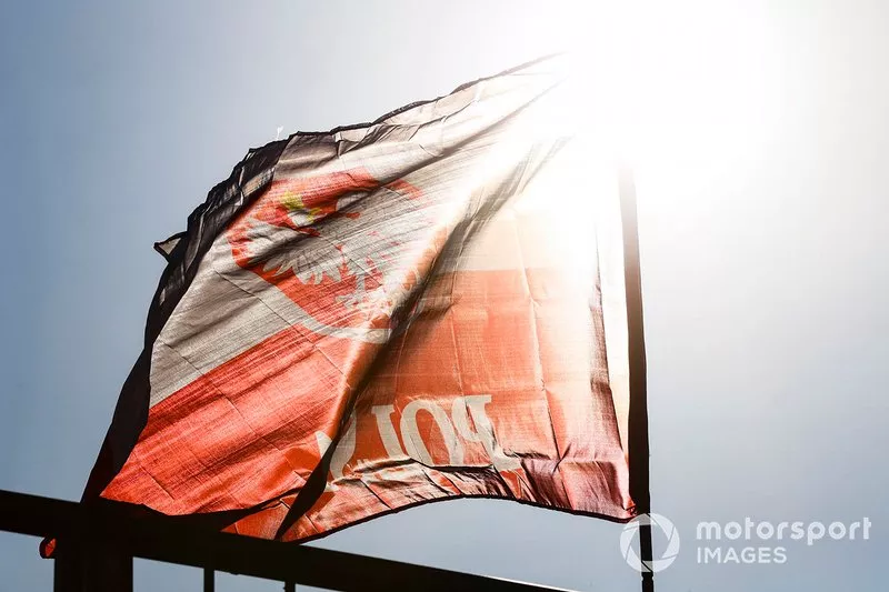 Una bandera polaca vuela en apoyo de Robert Kubica, Williams Racing