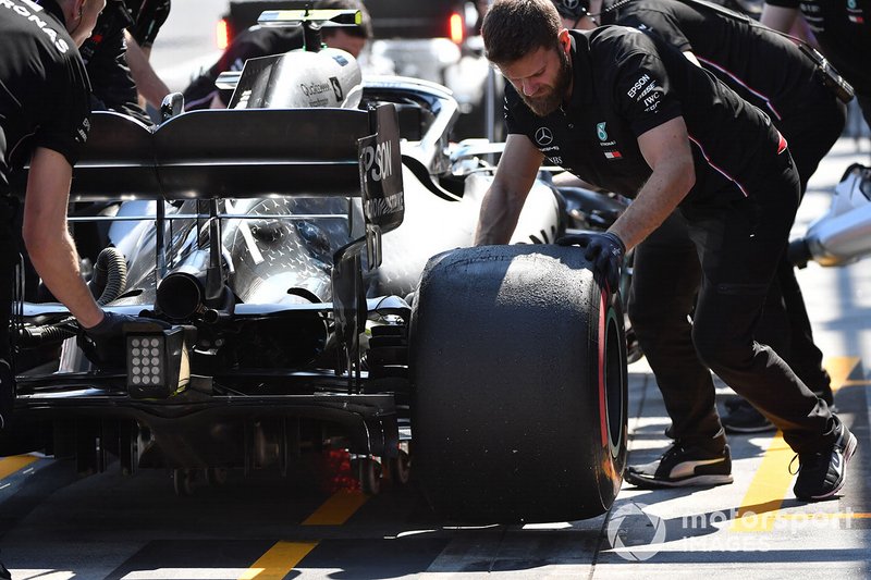 Mecánico de Mercedes trabaja en el coche de Valtteri Bottas, Mercedes AMG W10