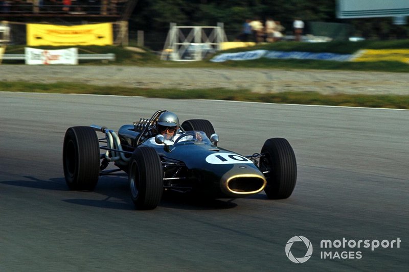 No GP da Itália de 1966, Brabham conquistou seu terceiro e último título. Na etapa seguinte, nos Estados Unidos, foi a vez de sua equipe, que só podia se chamar Brabham, levantar o caneco entre as escuderias. Apesar de o piloto ter nascido na Austrália, o time tinha bandeira britânica.