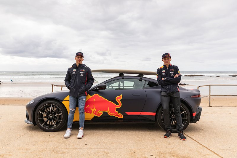 Il tre volte campione del mondo di surf Mick Fanning porta Max Verstappen e Pierre Gasly a fare surf a Torquay