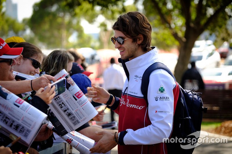 Antonio Giovinazzi, Alfa Romeo Racing, firma autografi ai tifosi