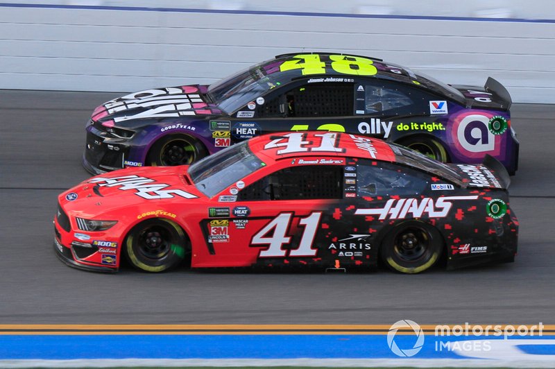 Daniel Suarez, Stewart-Haas Racing, Ford Mustang Haas Automation, Jimmie Johnson, Hendrick Motorsports, Chevrolet Camaro Ally