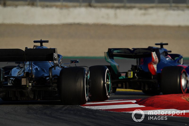 Lewis Hamilton, Mercedes-AMG F1 W10 EQ Power+ y Daniil Kvyat, Scuderia Toro Rosso STR14