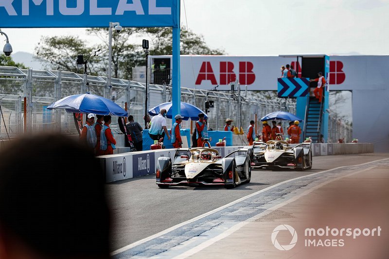 Jean-Eric Vergne, DS TECHEETAH, DS E-Tense FE19, Andre Lotterer, DS TECHEETAH, DS E-Tense FE19, in fondo alla pit lane