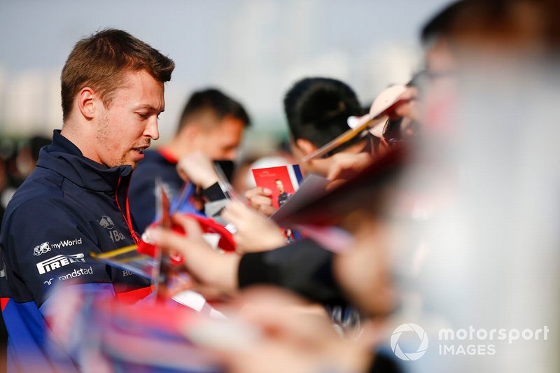 Daniil Kvyat, Toro Rosso signs an autograph for a fan