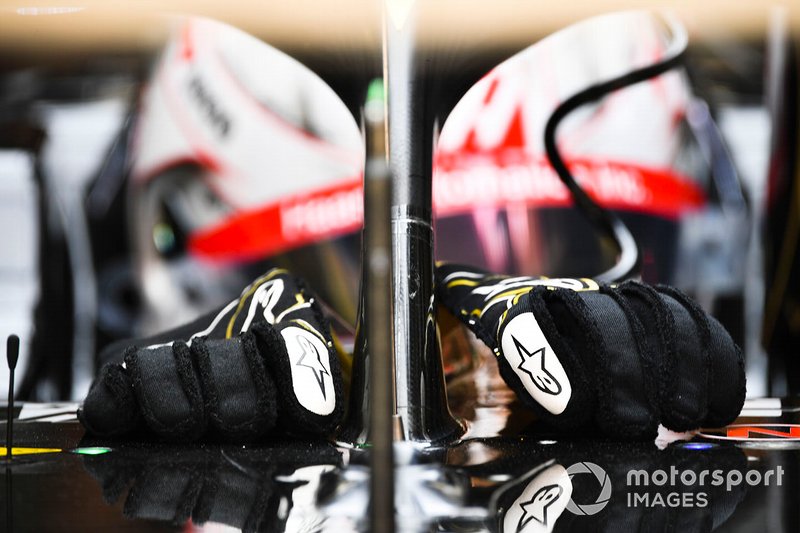 The gloves of Romain Grosjean, Haas F1