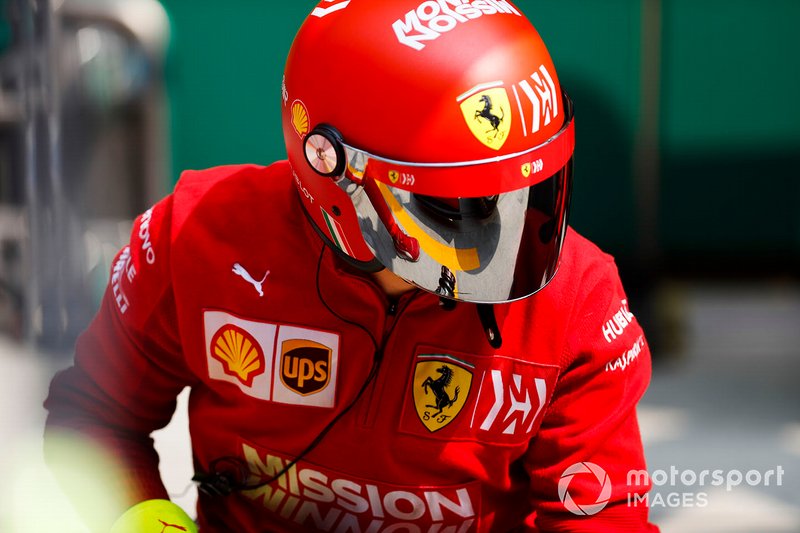 Prova di pit stop dei meccanici Ferrari