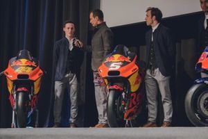 Pol Espargaro, Red Bull KTM Factory Racing, und Johann Zarco, Red Bull KTM Factory Racing, mit Alex Hofmann