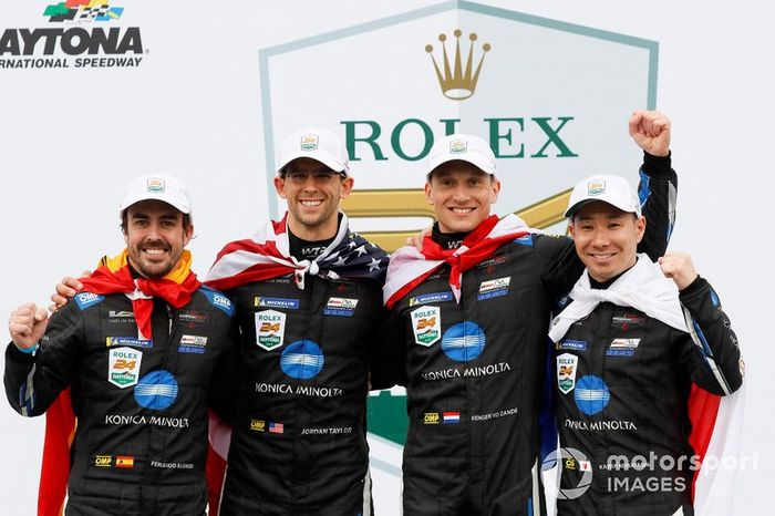 Los ganadores de las 24 Horas de Daytona 2019 #10 Wayne Taylor Racing Cadillac DPi: Renger Van Der Zande, Jordan Taylor, Fernando Alonso, Kamui Kobayashi