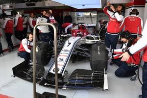 Kimi Raikkonen, Alfa Romeo Racing C38 in de garage