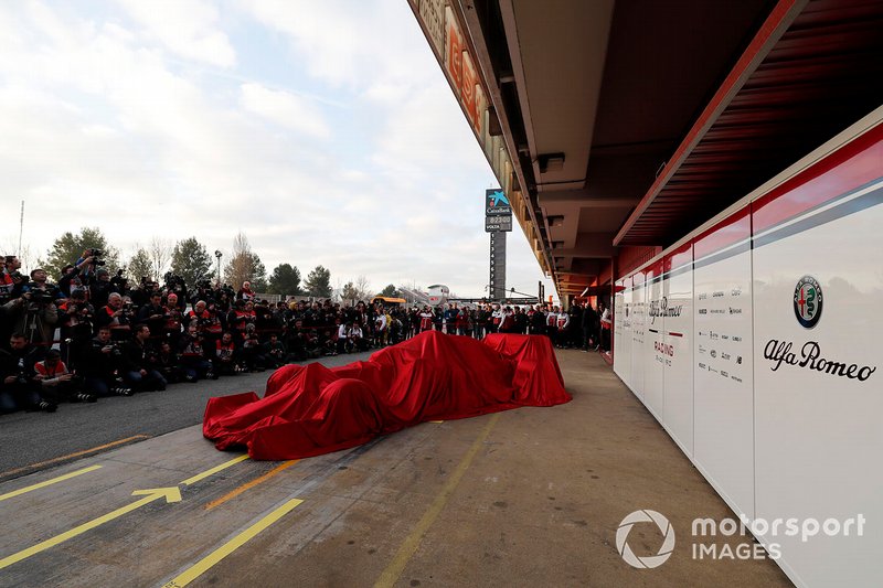 La nouvelle Alfa Romeo Racing C38 sous un drap
