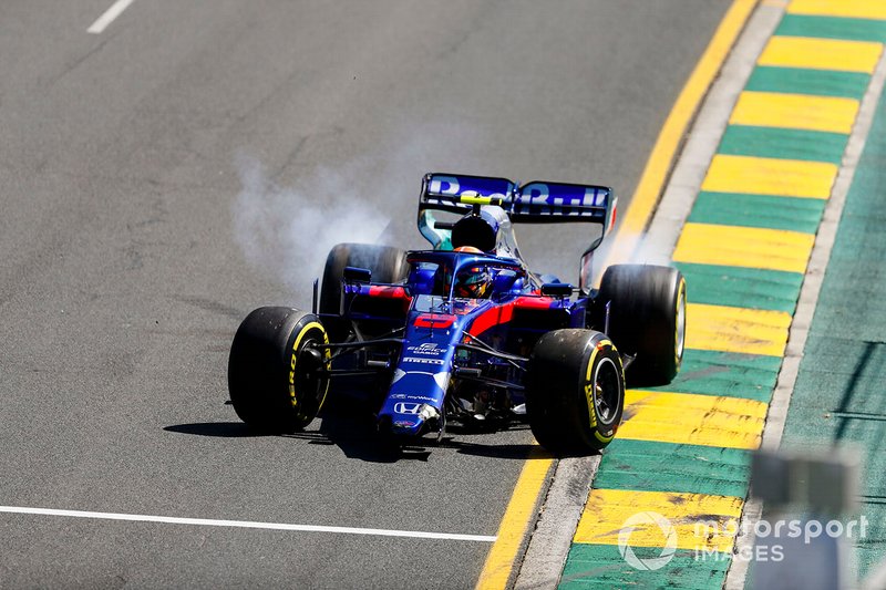 Alexander Albon, Toro Rosso STR14 con el morro roto después de trompear