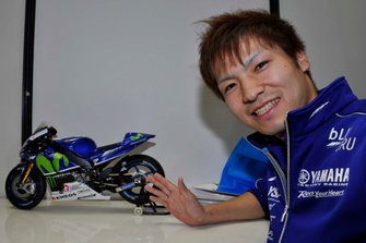 野左根航汰とデアゴスティーニの『YAMAHA YZR-M1』。野左根は、そのハンドル周りの作り込みの細かさに、感心しきりだった。