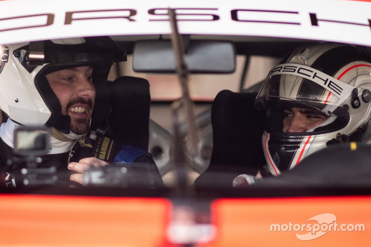 Danilo Gentili pega carona com Caio Castro na Porsche Cup