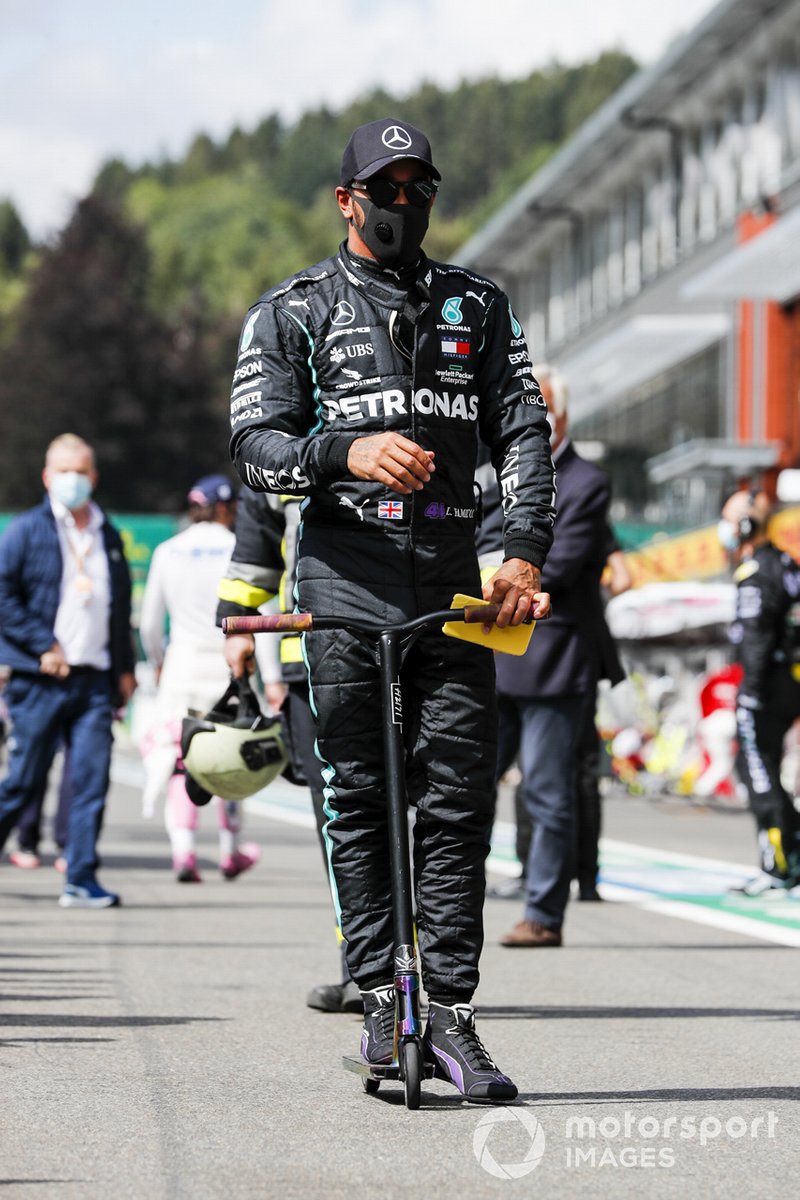 Lewis Hamilton, Mercedes-AMG F1 en un scooter