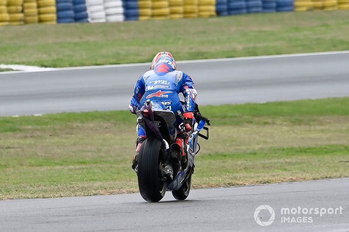 Alex Rins, Team Suzuki MotoGP dándose cuenta de que hay una correa atada a su motocicleta