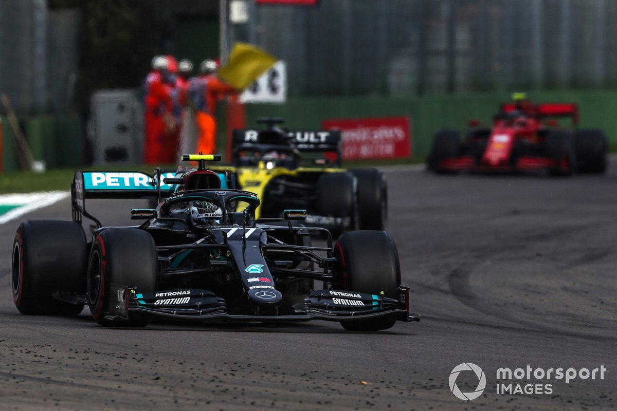 Valtteri Bottas, Mercedes F1 W11, Daniel Ricciardo, Renault F1 Team R.S.20, y Charles Leclerc, Ferrari SF1000