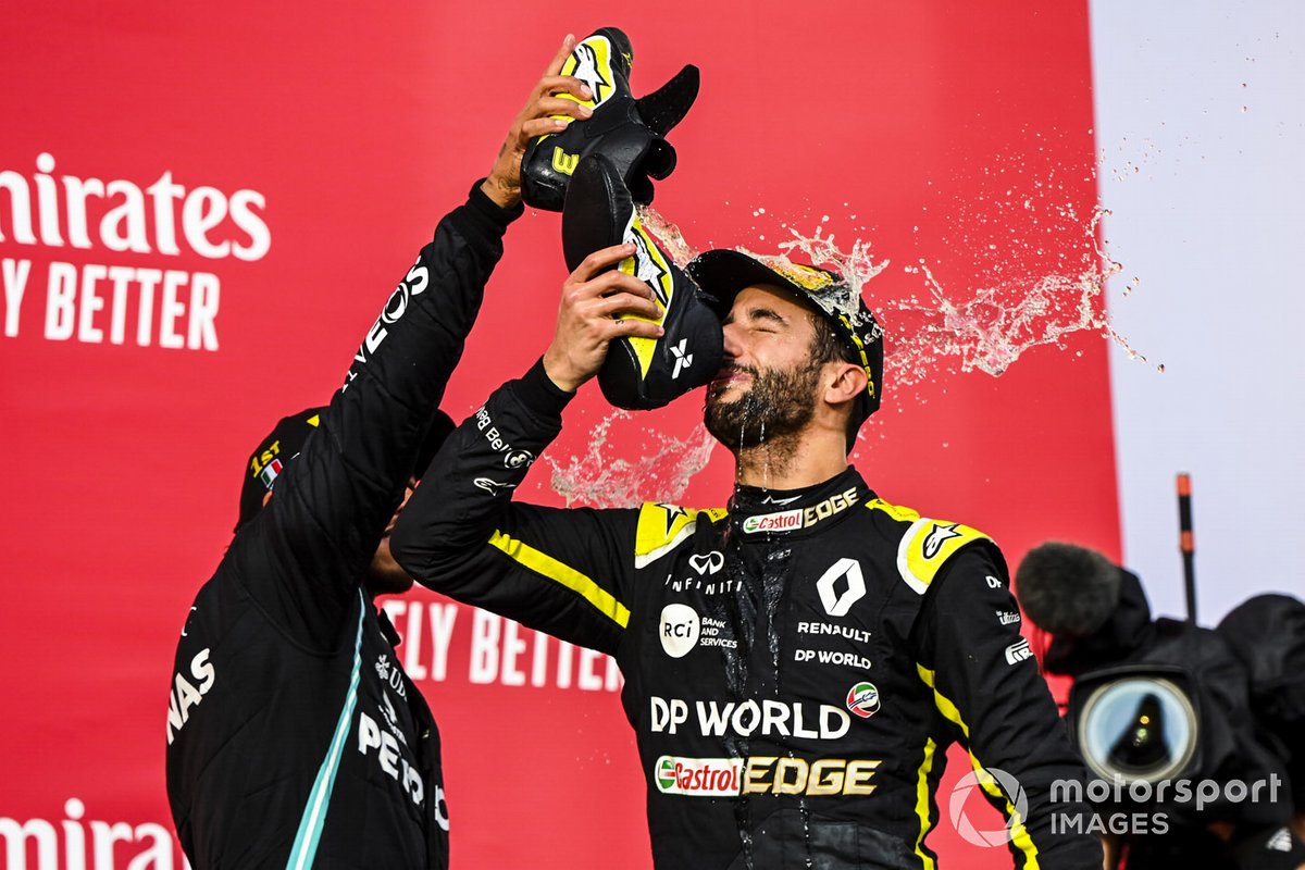Podio: ganador de la carrera Lewis Hamilton, Mercedes-AMG F1 y tercer lugar Daniel Ricciardo, Renault F1