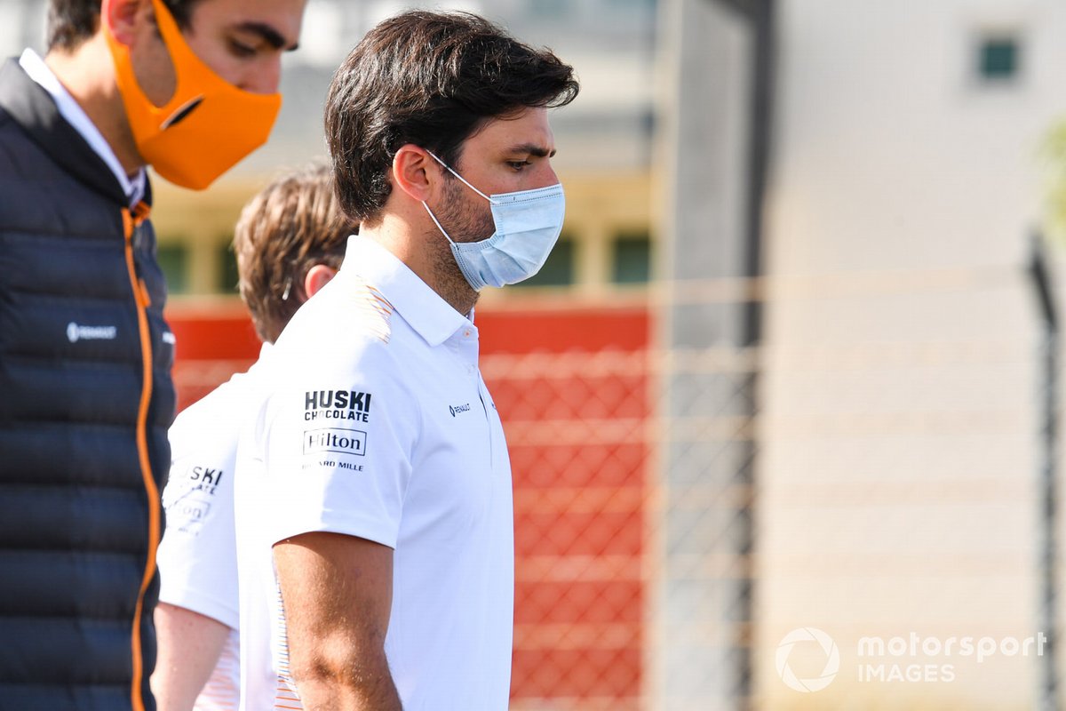 Carlos Sainz Jr., McLaren, fait son tour de piste