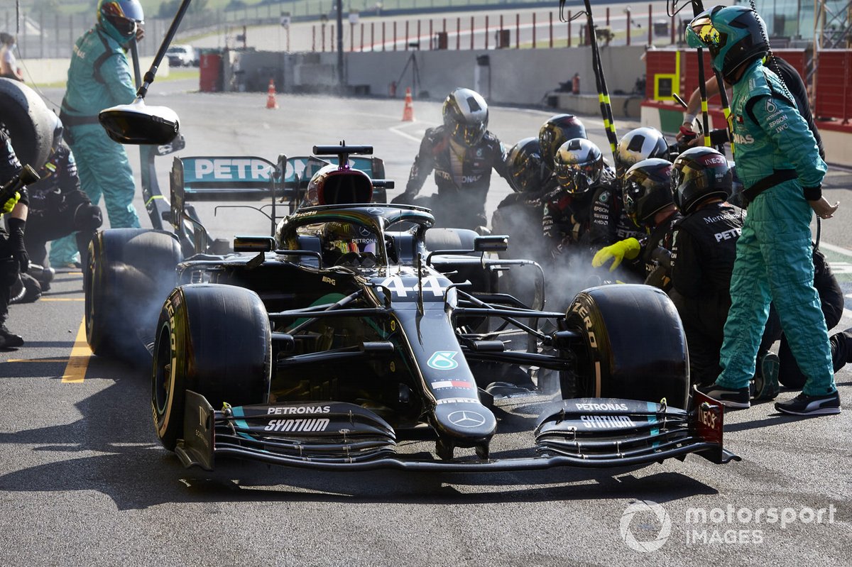 Lewis Hamilton, Mercedes F1 W11 fa un pitstop