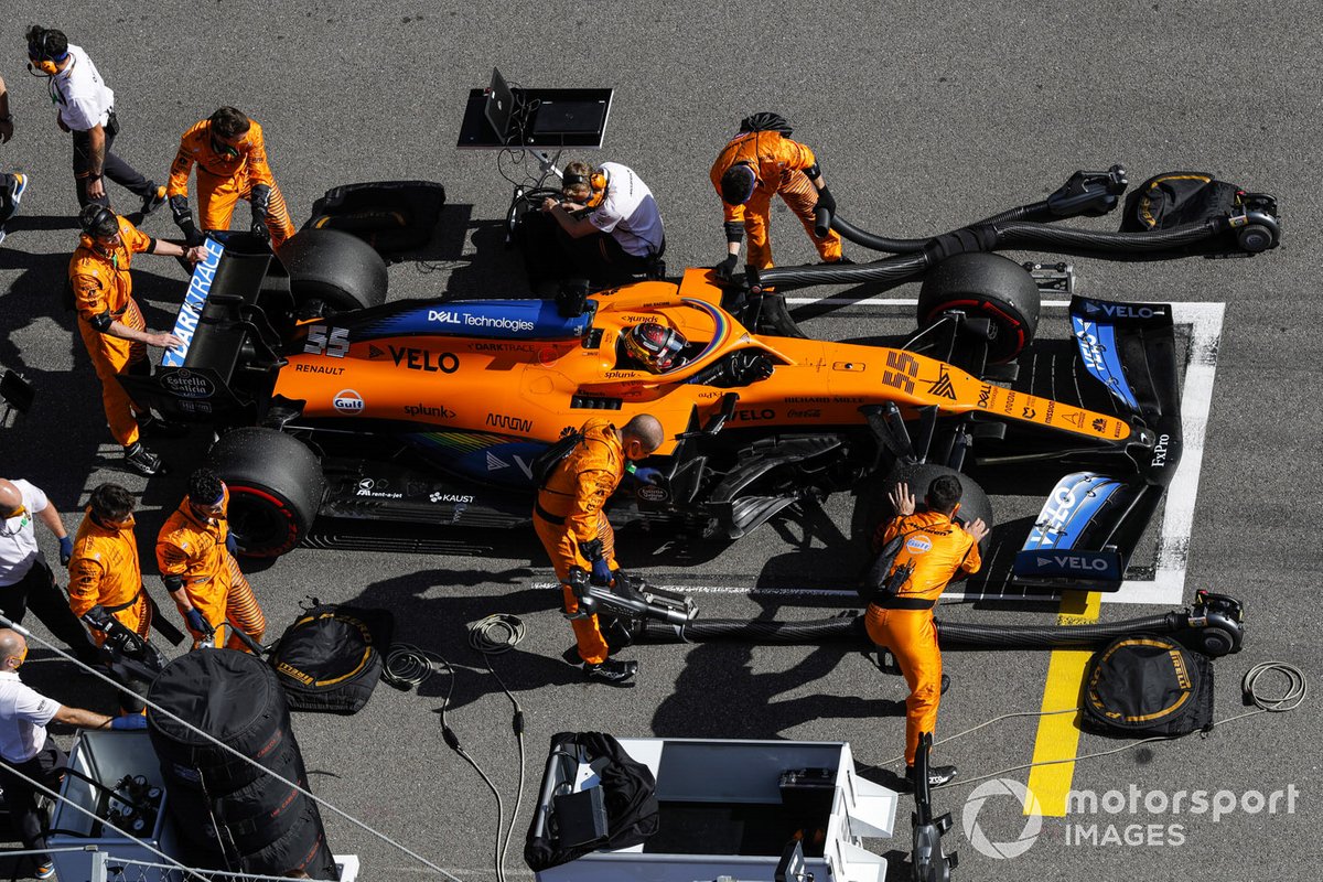 Carlos Sainz Jr., McLaren MCL35, sulla griglia di partenza