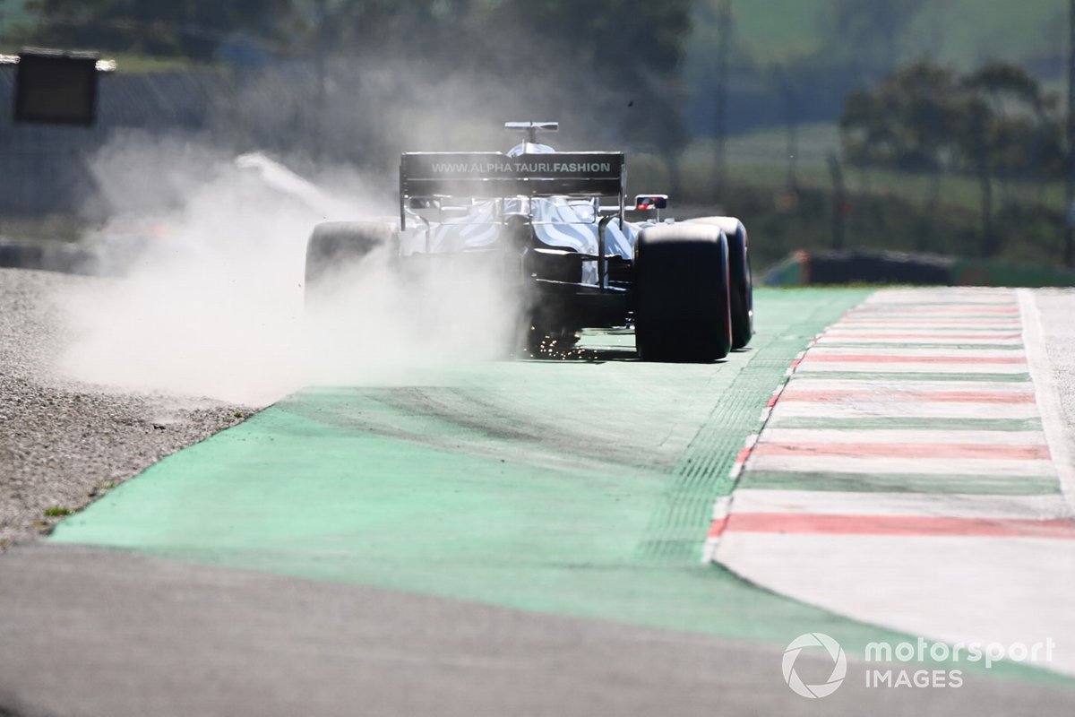 Daniil Kvyat, AlphaTauri AT01, lascia una scia di polvere