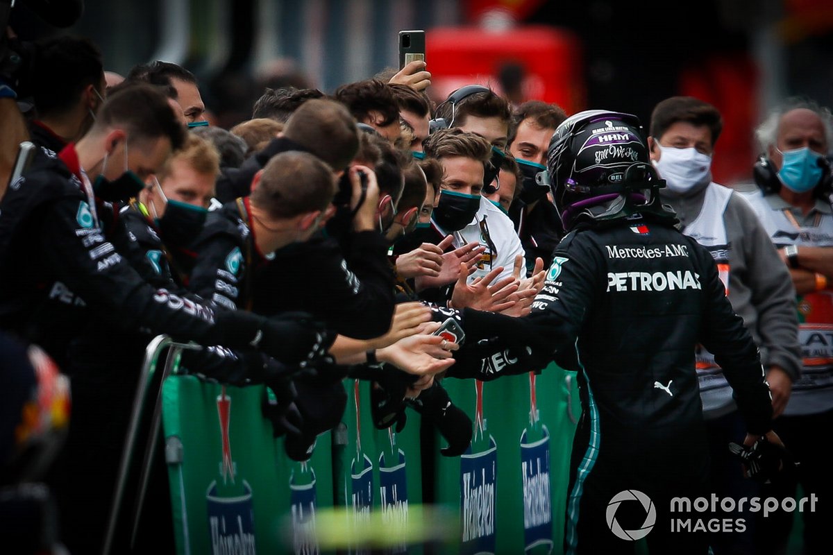 Lewis Hamilton, Mercedes-AMG F1, 1er puesto, llega a Parc Ferme después de asegurar su victoria 92 en F1
