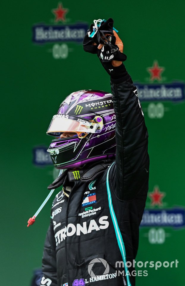 Lewis Hamilton, Mercedes-AMG F1, 1°Posto, festeggia nel Parco Chiuso