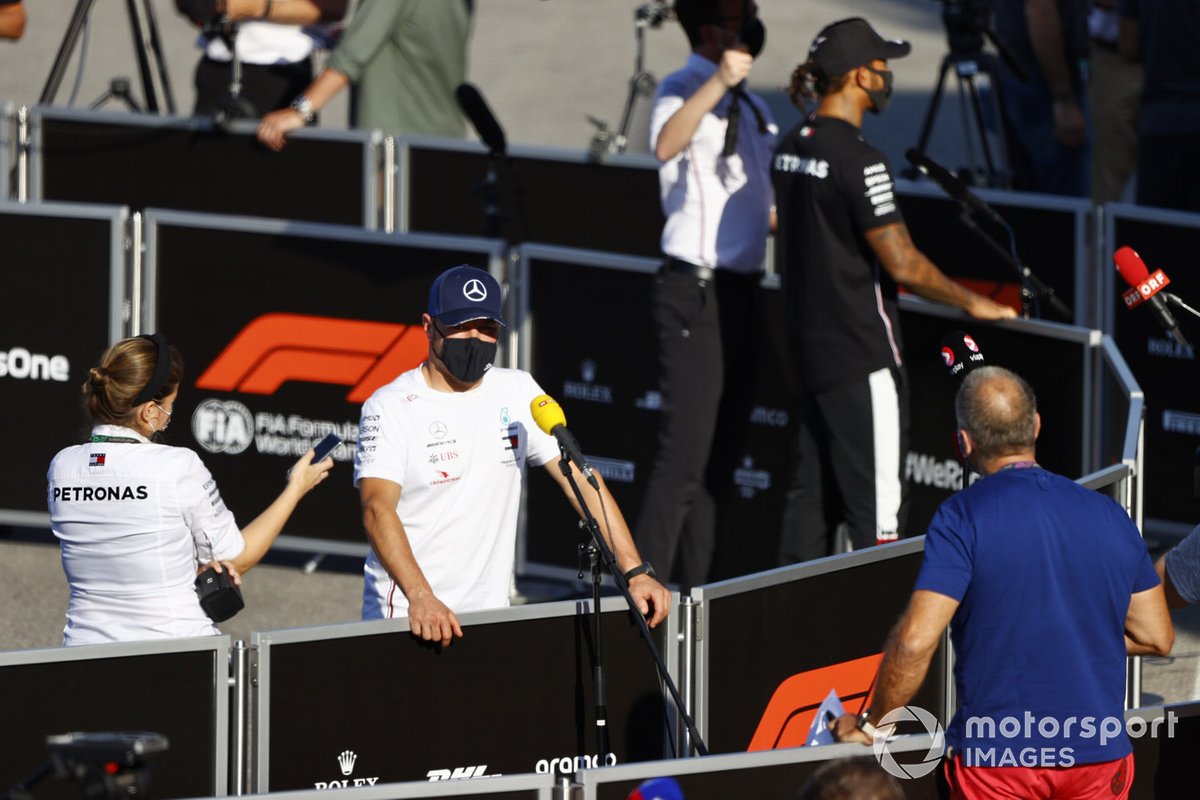 Valtteri Bottas, Mercedes-AMG F1 e Lewis Hamilton, Mercedes-AMG F1 parla ai media