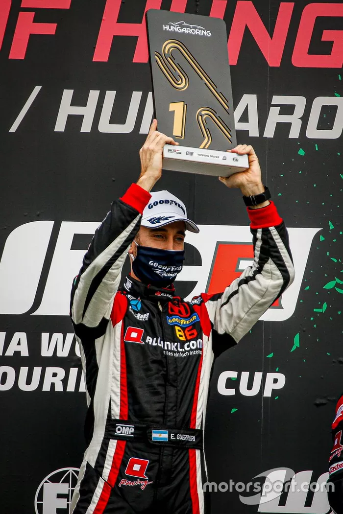 Podio:il vincitore Esteban Guerrieri, ALL-INKL.COM Münnich Motorsport Honda Civic TCR