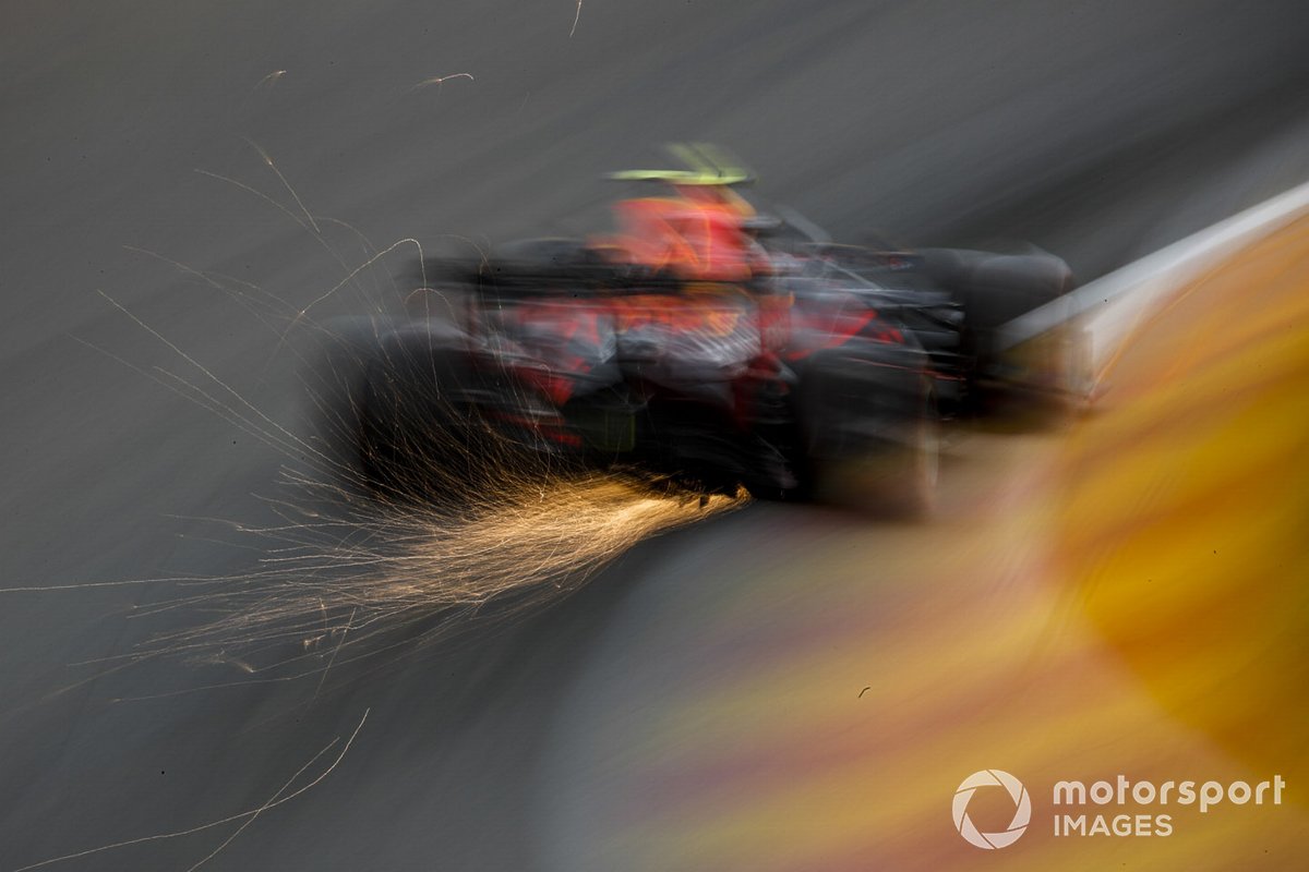Alex Albon, Red Bull Racing RB16 sacando chispas