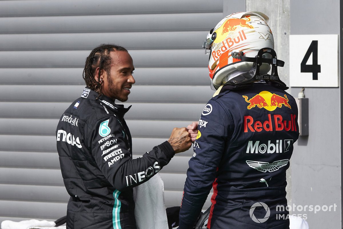 Ganador de la pole Lewis Hamilton, Mercedes-AMG Petronas F1, y Max Verstappen, Red Bull Racing, se felicitan mutuamente en Parc Ferme