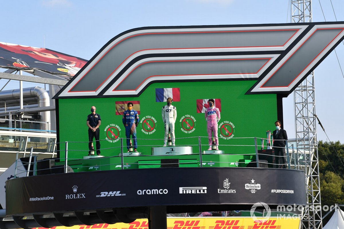 Podio: segundo lugar Carlos Sainz Jr., McLaren, ganador Pierre Gasly, AlphaTauri,y tercer lugar Lance Stroll, Racing Point
