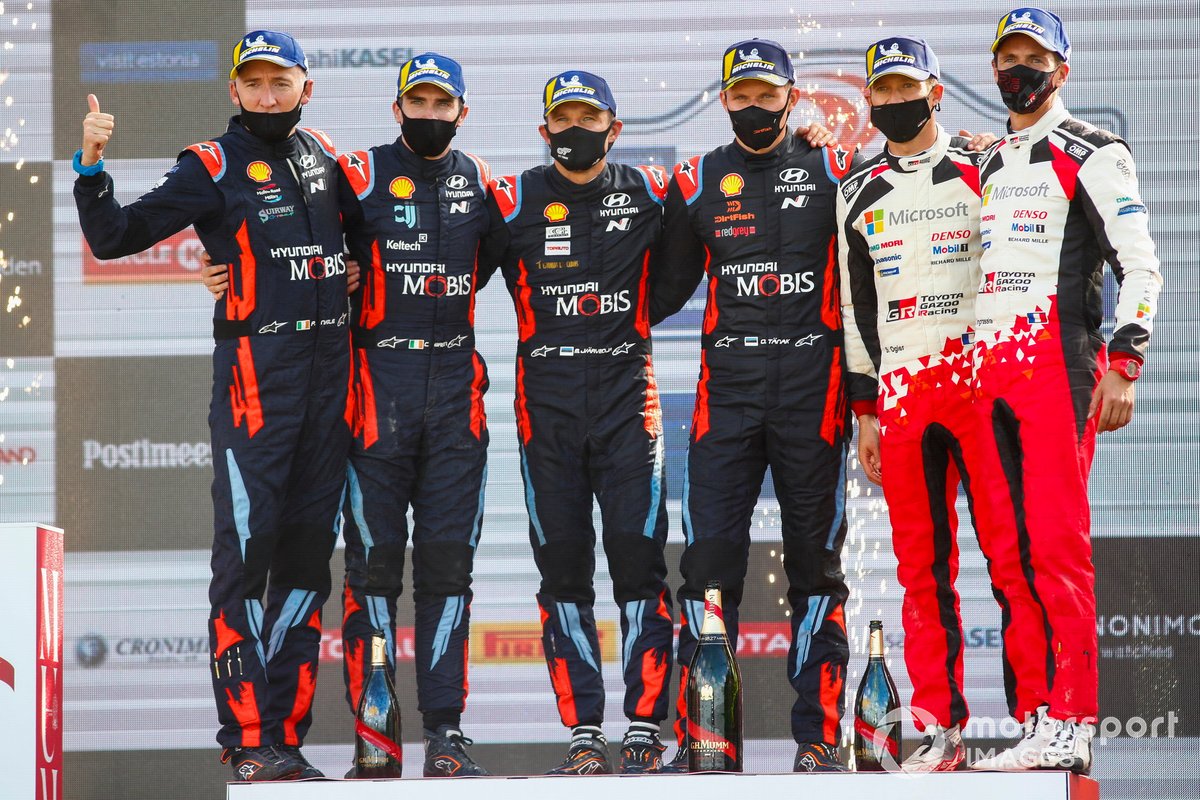 Podio: ganador de la carrera Ott Tänak, Martin Järveoja, Hyundai Motorsport Hyundai i20 Coupe WRC, segundo lugar Craig Breen, Paul Nagle, Hyundai Motorsport Hyundai i20 Coupe WRC, tercer lugar Sébastien Ogier, Julien Ingrassia, Toyota Gazoo Racing WRT Toyota Yaris WRC