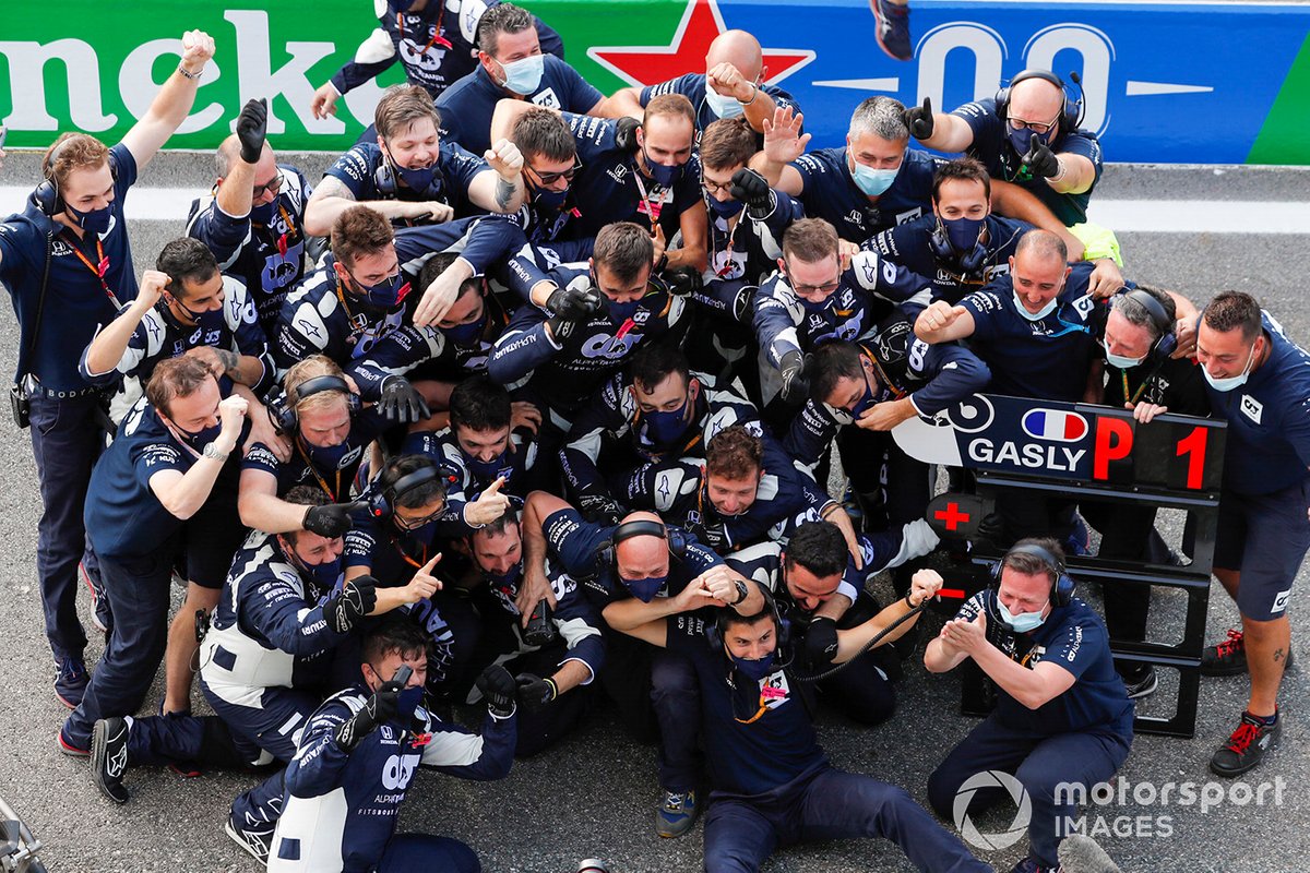 El equipo AlphaTauri celebra en el pit lane después de que Pierre Gasly, AlphaTauri AT01 gane la carrera