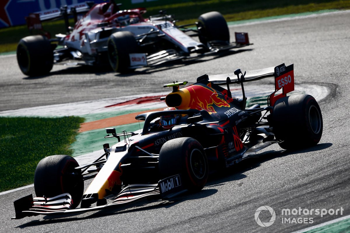 Alex Albon, Red Bull Racing RB16, Antonio Giovinazzi, Alfa Romeo Racing C39