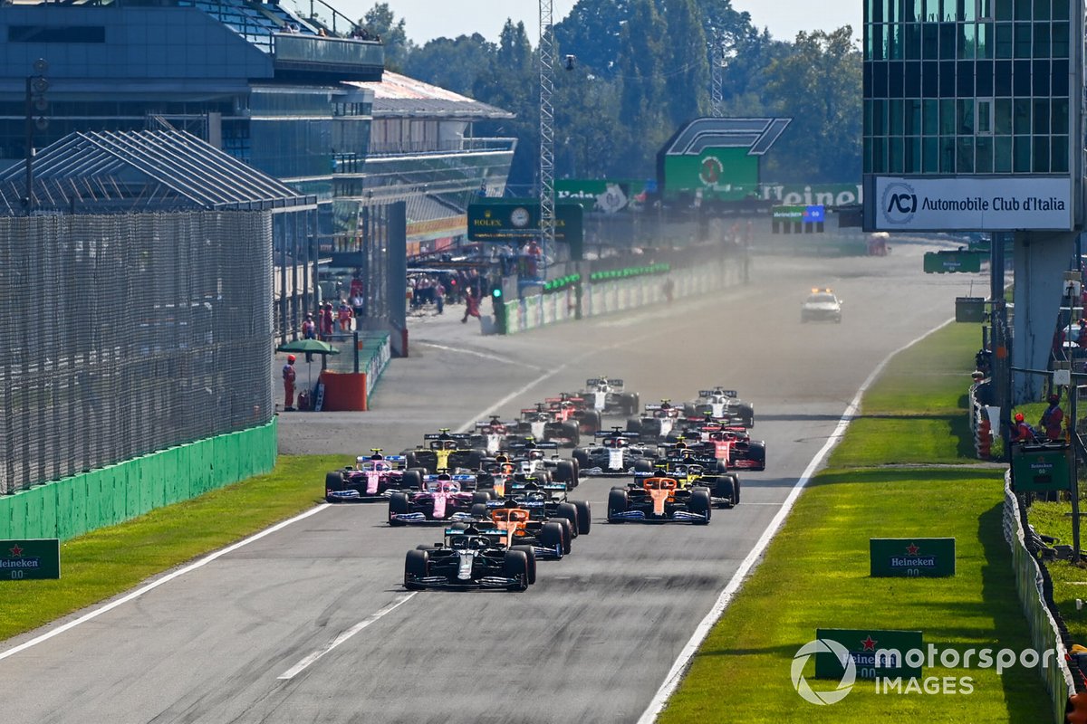 Lewis Hamilton, Mercedes F1 W11, Carlos Sainz Jr., McLaren MCL35, Valtteri Bottas, Mercedes F1 W11, Lando Norris, McLaren MCL35 al inicio