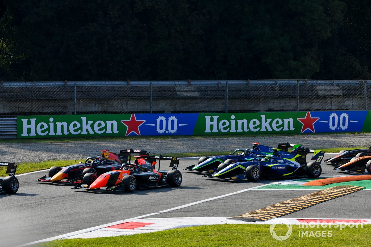 Dennis Hauger, Hitech Grand Prix y Lukas Dunner, MP Motorsport al inicio de la carrera