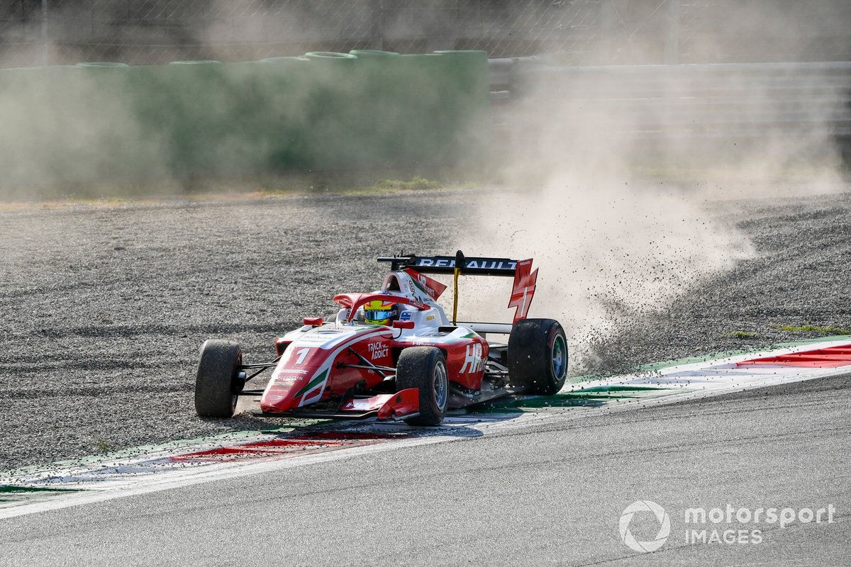 Oscar Piastri, Prema Racing, con el coche dañado