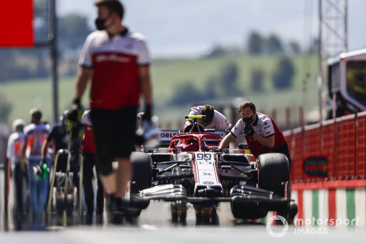 Meccanici muovono la vettura di Antonio Giovinazzi, Alfa Romeo Racing C39