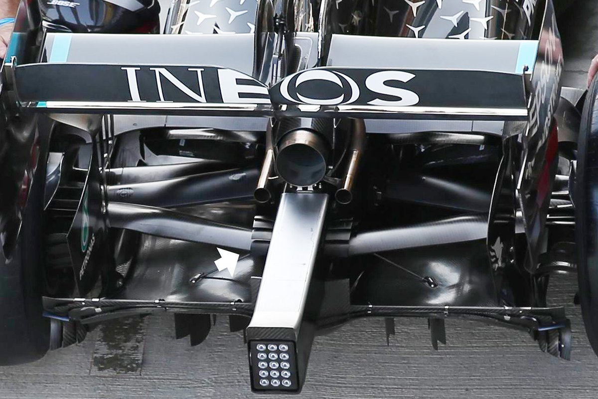 Mercedes W11: Auspuff mit Winglets an der Crashstruktur